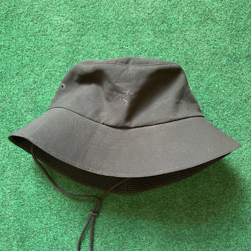 Arc'teryx Lightweight Black Bucket Hat